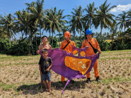 Amankan Tower Transmisi dari Benda Asing, PLN UPT Bali Amankan Layang-Layang 2 Meter