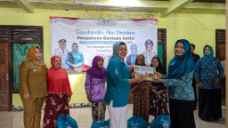 Kunjungi Desa, Bupati Ponorogo dan TP-PKK Bagi-Bagi Buku Gratis