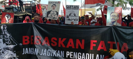 Sejumlah Massa Aksi Pendemo di Depan PN Jaktim, Minta Haris-Fatia Dibebaskan