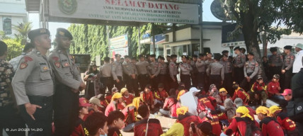 Proses Persidangan Haris Azhar-Fatia,  Hanya Disaksikan melalui Layar TV