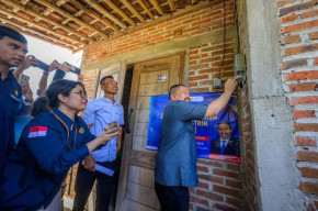 Ribuan Warga Jatim Terima Bantuan Pasang Baru Listrik Gratis