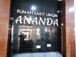 Bakti Bansos RS  Ananda, Bagi-Bagi Kaca Mata Plus Alat Bantu Baca