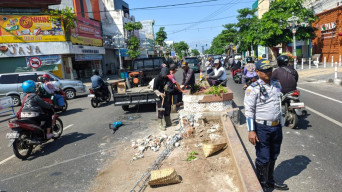 Banyak Keluhan, Taman Jalan HOS Cokroaminoto Ponorogo Dibongkar
