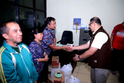 Pj.Wali Kota Batu Beri Bantuan Sosial Pedagang yang Lapaknya Terbakar di Pasar Relokasi