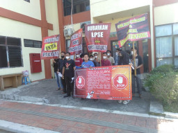 Demo Kantor Pemkab, Pelaku UMK Sumenep Desak LPSE Dibubarkan