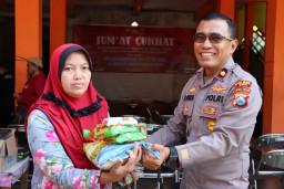 Polres Batu Distribusikan 100 paket Sembako ke Warga Kurang Mampu