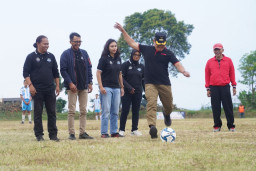Pj. Wali Kota Batu Lakukan Tendangan Bola Sudut