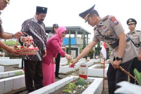 Kapolres Batu Bersama Anggota Ziarah dan Tabur Bunga ke Makam Pahlawan