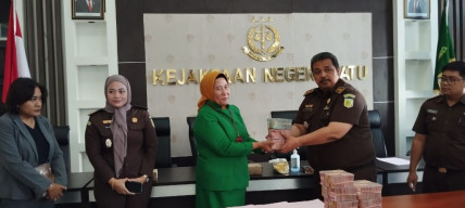 Kejari Batu Lakukan Pengembalian Barang Bukti Uang Rp 950 Juta ke Bank Jatim