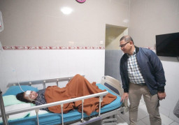 Pj Wali Kota Batu Kunjungi Korban Pohon Tumbang  di RS Hasta Brata