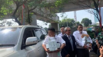 Maqdir Ismail Serahkan Uang Rp 27 Miliar ke Kejagung