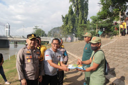 Polres Kediri Kota Bersama Relawan Suket Teki Bersihkan Sampah di Sungai Brantas
