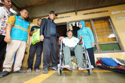 Walikota Madiun Rutin Blusukan ke Lansia Ngebrok, Salurkan Bantuan Kursi Roda