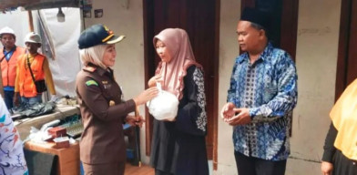 Kepala Kejaksaan Cilegon Salurkan Bantuan Sembako dan Bangun Rumah