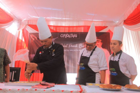 Wali Kota Masak dan Bagikan Roti ke Pasien RSUD Kota Madiun