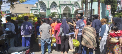 Di Bawah Terik Matahari, Warga Oro Oro Ombo Kota Batu, Rela Antri demi Elpiji 3 Kg