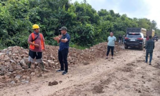 Ketua DPRD Kotabaru Tinjau Pembangunan Ruas Jalan Siayuh-Tanjungsari