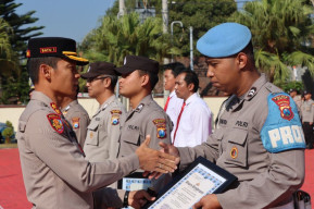 Kapolres Batu Berikan Penghargaan kepada 11 Anggota Polri yang Berprestasi