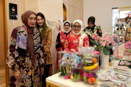 Istri Wapres RI Borong Produk UMKM di Surabaya Kriya Gallery