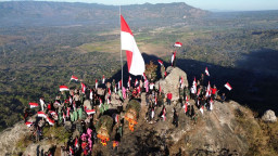 Peringati HUT RI ke-78, Bupati Ponorogo Kibarkan Bendera di Atas Bukit Cumbri