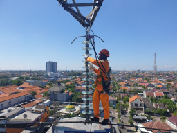 PLN Bersihkan 1.188 Keping Isolator Pada Jaringan SUTT 150 kV