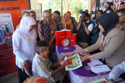 Pemprov Bersama Bank Jatim Salurkan Bantuan Sosial di Bangkalan