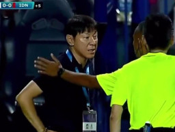 Sambil Berkacak Pinggang,  Shin Tae-yong Umpat Wasit