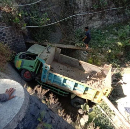 Rem Blong, Truk Pasir Terjun ke Sungai di Ponorogo