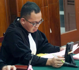 Terima Endorse Judi Online, Selebgram Rahmawati Diadili