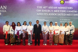 Istri Dirut PLN Dukung Pelaku Kesenian Bali