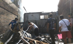 Gas LPG Meledak Bikin Sebuah Rumah di Ponorogo Ludes Terbakar