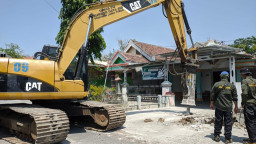 Sejumlah Bangunan Liar di Ponorogo Dibongkar Paksa, Warga: Tidak Ada Sosialisasi