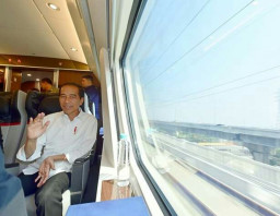 Kereta Cepat Meluncur 350 KM/Jam, Jokowi: Nyaman