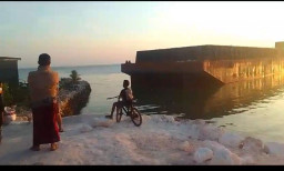 Kapal Tongkang tanpa Muatan, Terdampar di Wilayah Pantai Paciran