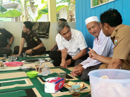 Kejari Kotabaru Beserta Seluruh Kasi Bersilaturahmi Kekediaman Guru Pantai