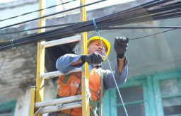 Jaga Estetika Kota, PLN Rapikan Kabel Fiber Optik di Madiun