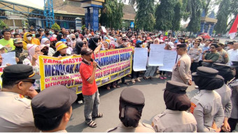 Ratusan Masyarakat Desa Gunung Kembang Gelar Aksi Damai Depan Kantor Bupati Lahat