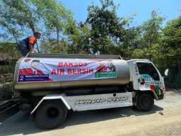 Kekeringan Makin Parah di Ponorogo, Dhika Droping Air Bersih di Desa Terdampak