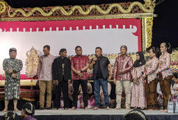 Hadiri Wayang Kulit Di Ponorogo, Back Hoe Apresiasi Pelestarian Kebudayaan Leluhur