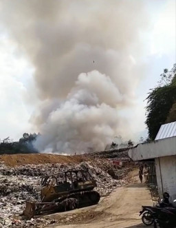 Tumpukan Sampah TPA Tlekung Kota Batu, Dilalap Si Jago Merah