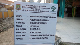 Pemasangan U-Dith di Pasar Kelapa,  Diduga Pasir tanpa Semen, Disorot BP2 Tipikor