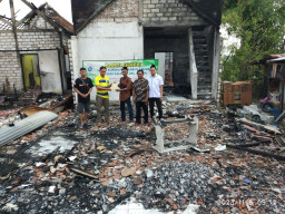 Solidaritas Alumni Santri Gresik Bantu Korban Rumah Terbakar
