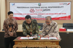 Bank Jatim Serahkan CSR Revitalisasi Alun-Alun Jombang