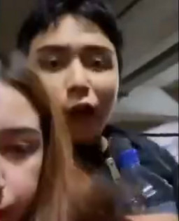 Sambil Piting Kekasih, Leon Dozan: Polisi Anj***g, Ng***ot