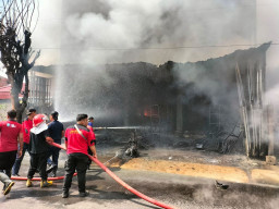Diduga Akibat Puntung Rokok, Toserba di Ponorogo Ludes Terbakar