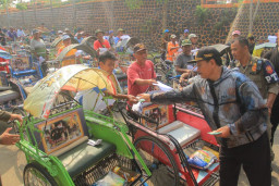 Walikota Madiun Berbagi Kebahagiaan Bersama Ratusan Tukang Becak