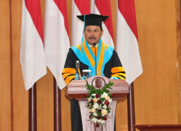 Walikota Madiun Maidi Wisudawan Doktoral Kehormatan