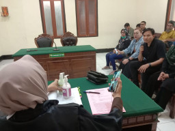 Rena Herda, Tommy Nugroho dan Arum Putri Palsukan Merek Kosmetik Diadili