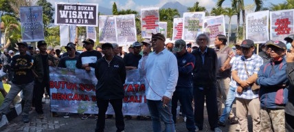 Gedung DPRD Kota Batu Didatangi Ratusan Warga Desa Bumiaji