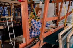 Tenun Ikat Blitar Binaan PLN Peduli Bangkitkan Asa Mantan Pekerja Migran Difabel